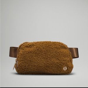 Lululemon Everywhere Fleece Belt Bag burnt caramel brown